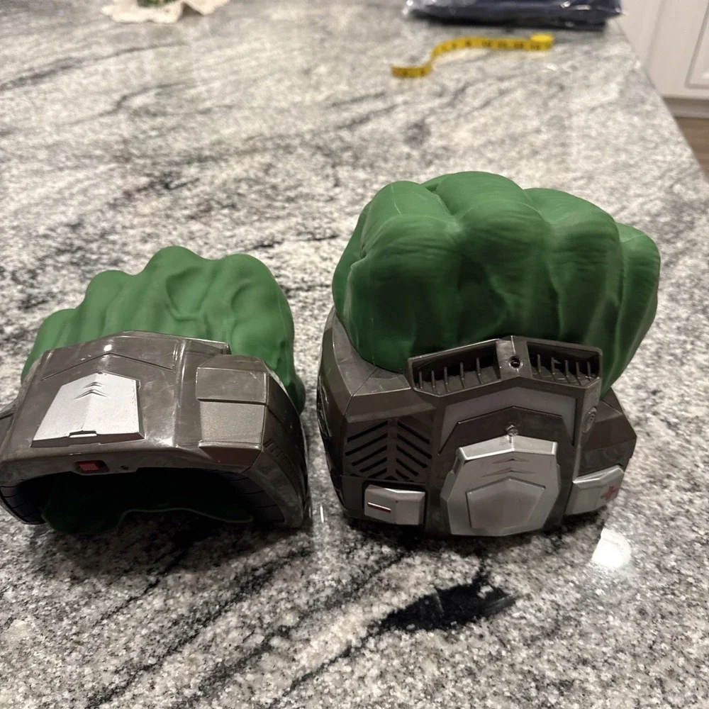 Marvel Hulk Hands‎ Fist Smash Avengers Labs Hasbro w/Sound & Lights Playmation